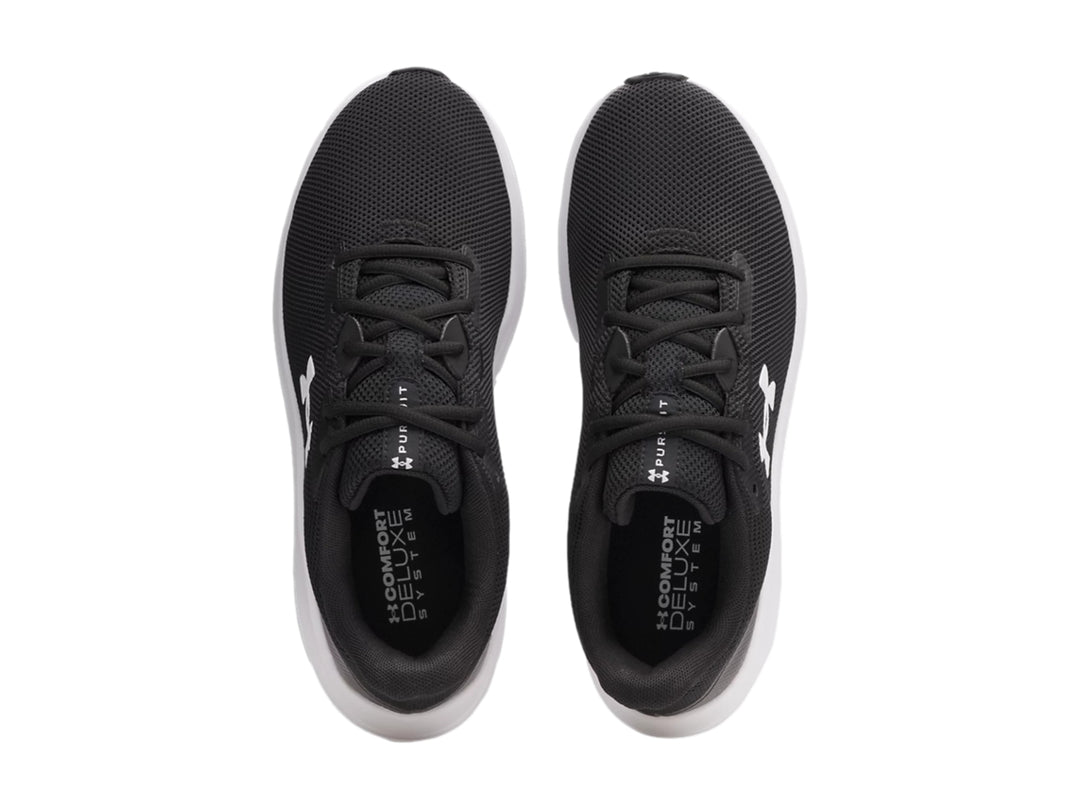Tenis deportivos Under Armour color negro con suela blanca y logotipo blanco en el costado.