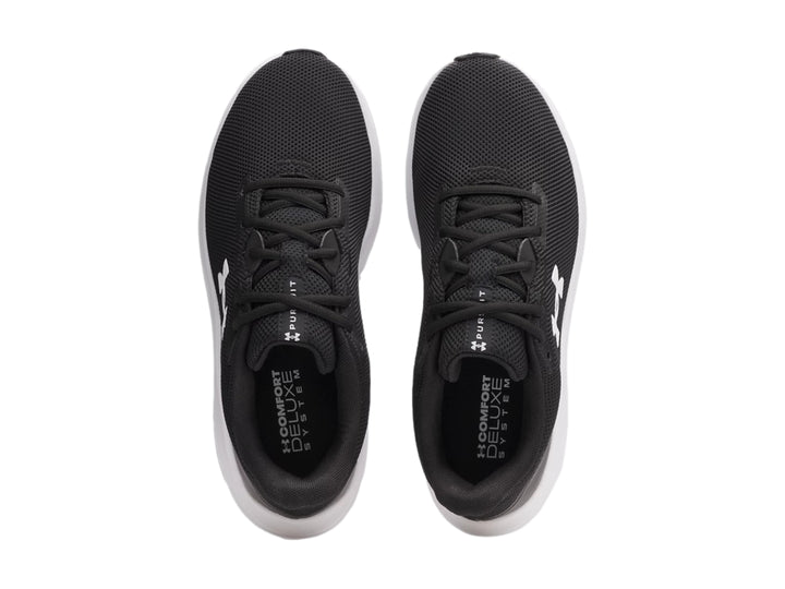 Tenis deportivos Under Armour color negro con suela blanca y logotipo blanco en el costado.