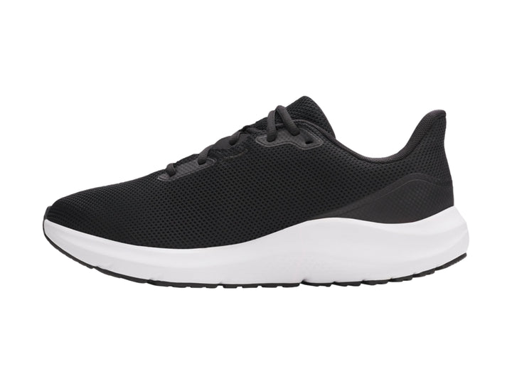 Tenis deportivos Under Armour color negro con suela blanca y logotipo blanco en el costado.