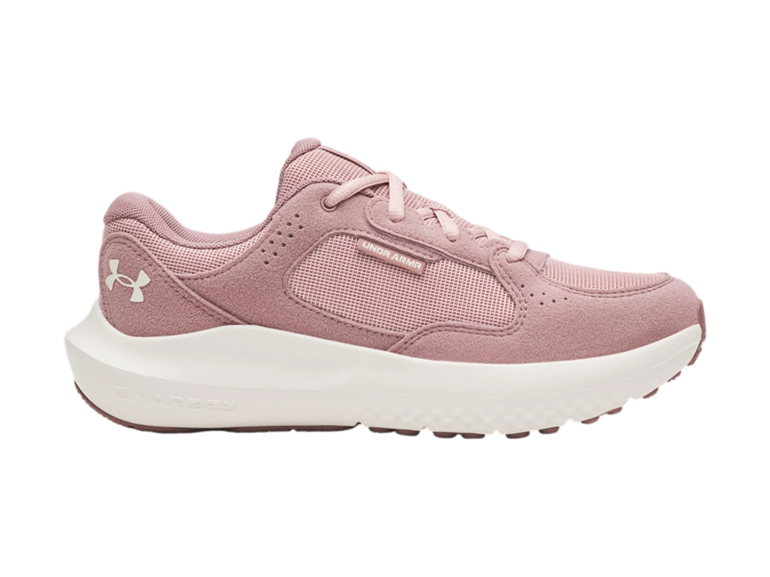 Tenis deportivos Under Armour Charged Versurge en color rosa con suela blanca.