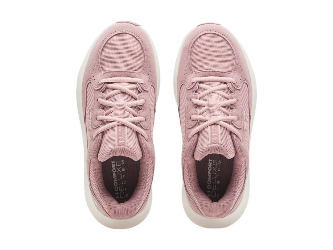 Tenis deportivos Under Armour Charged Versurge en color rosa con suela blanca.