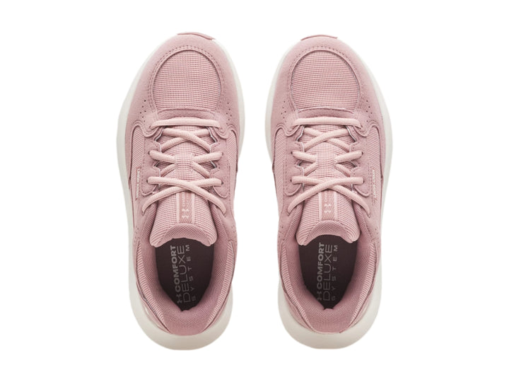 Tenis deportivos Under Armour Charged Versurge en color rosa con suela blanca.
