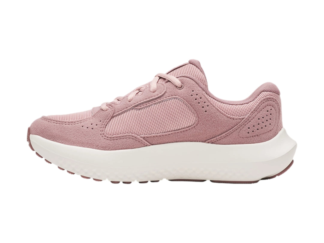 Tenis deportivos Under Armour Charged Versurge en color rosa con suela blanca.