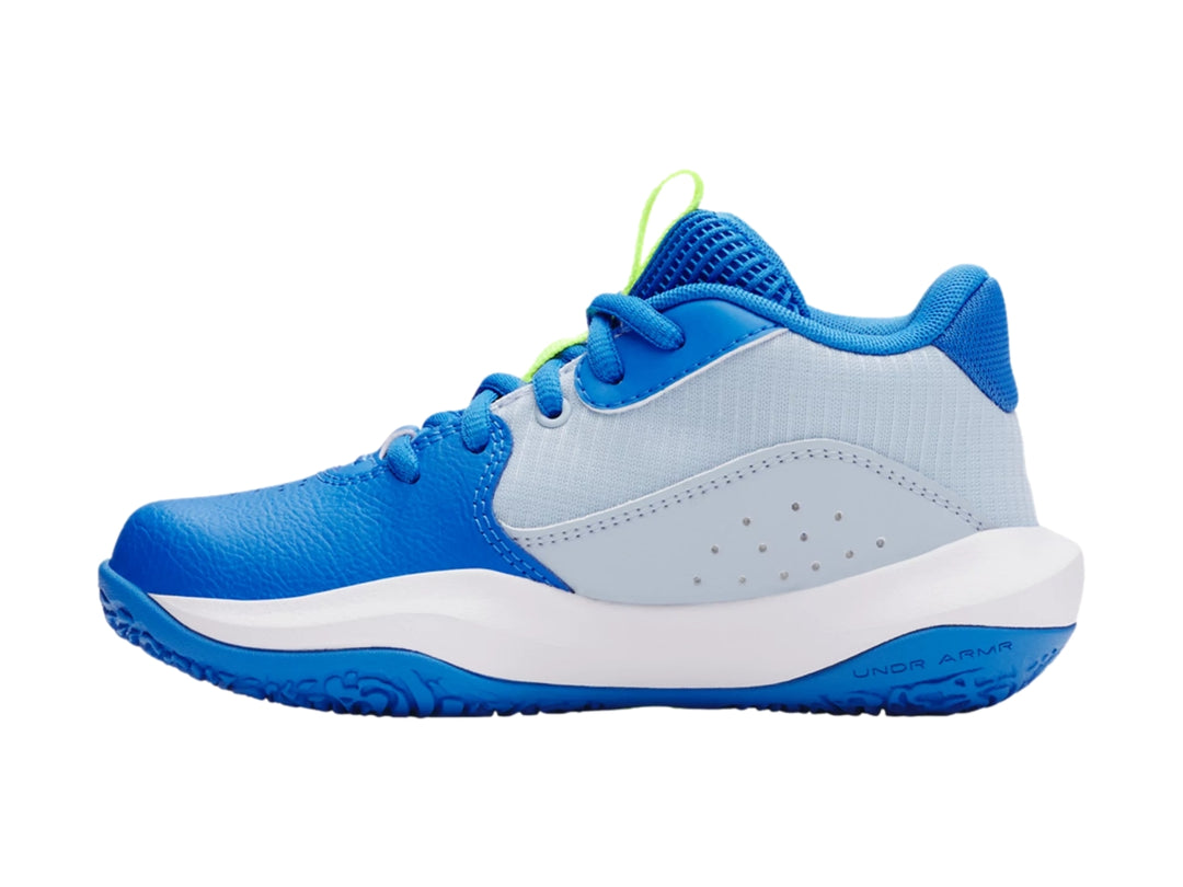 Tenis de baloncesto Under Armour Lockdown 7 en color azul con detalles en blanco y verde neón para niño.