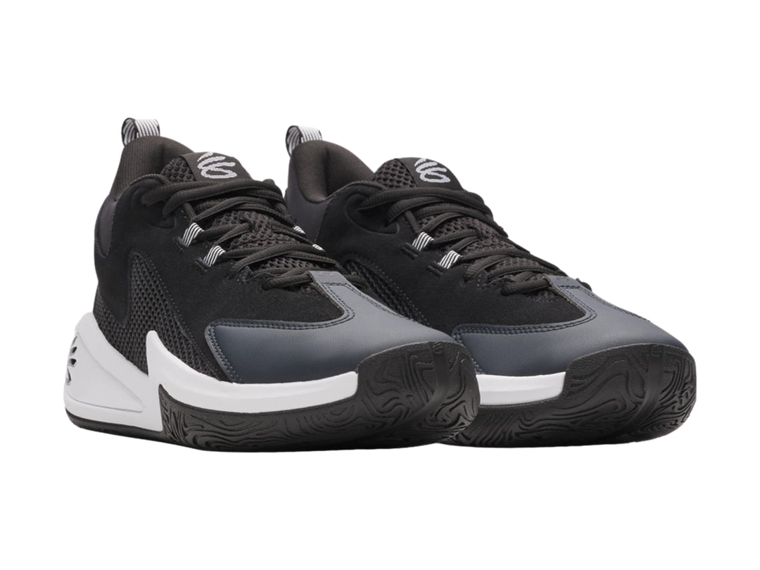 Tenis de baloncesto Under Armour Curry 3Z en color negro con suela blanca y detalles sintéticos.