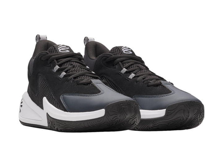 Tenis de baloncesto Under Armour Curry 3Z en color negro con suela blanca y detalles sintéticos.