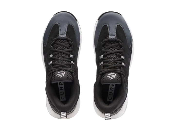 Tenis de baloncesto Under Armour Curry 3Z en color negro con suela blanca y detalles sintéticos.