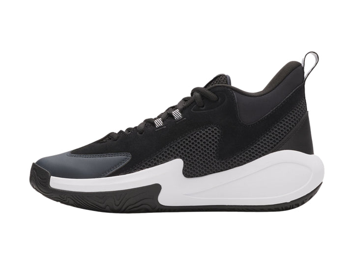 Tenis de baloncesto Under Armour Curry 3Z en color negro con suela blanca y detalles sintéticos.
