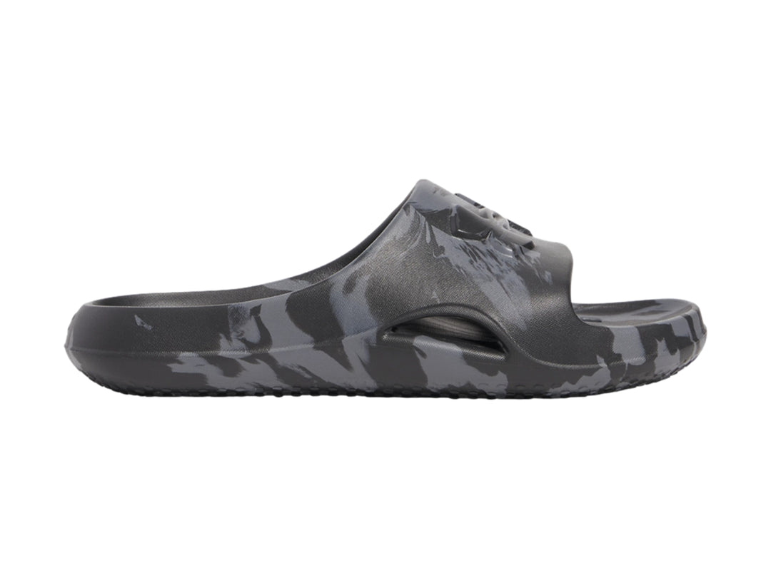Sandalia deslizante Under Armour con estampado de camuflaje en tonos negro y gris.