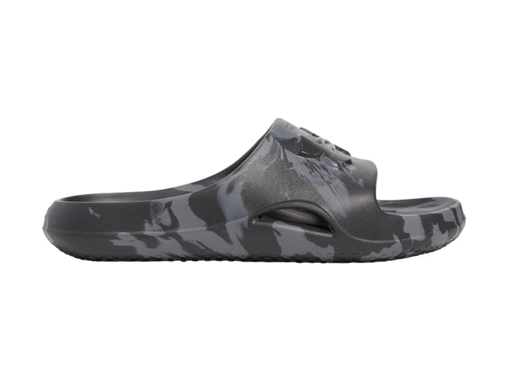 Sandalia deslizante Under Armour con estampado de camuflaje en tonos negro y gris.