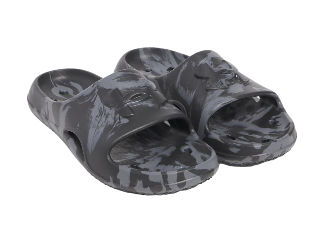Sandalia deslizante Under Armour con estampado de camuflaje en tonos negro y gris.