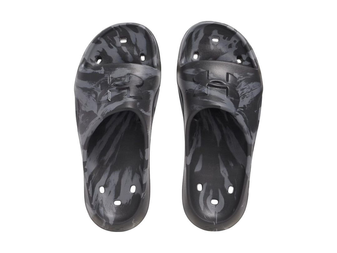 Sandalia deslizante Under Armour con estampado de camuflaje en tonos negro y gris.