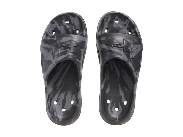 Sandalia deslizante Under Armour con estampado de camuflaje en tonos negro y gris.