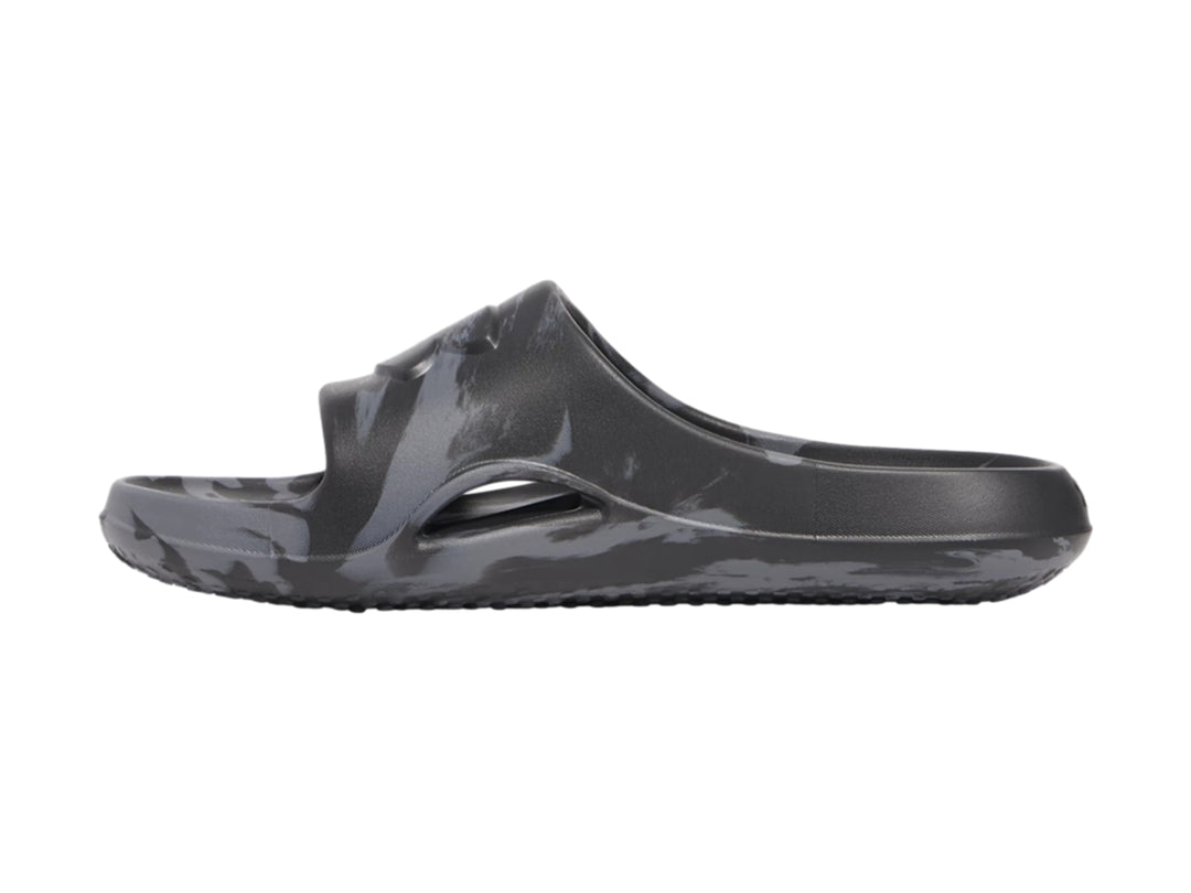 Sandalia deslizante Under Armour con estampado de camuflaje en tonos negro y gris.