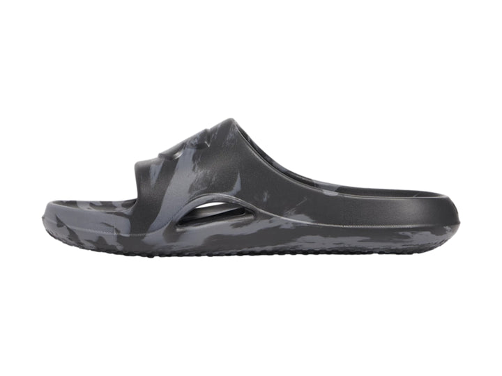 Sandalia deslizante Under Armour con estampado de camuflaje en tonos negro y gris.
