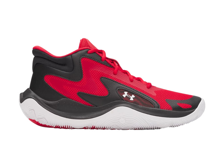 Tenis de baloncesto Under Armour en colores rojo y negro con suela blanca.