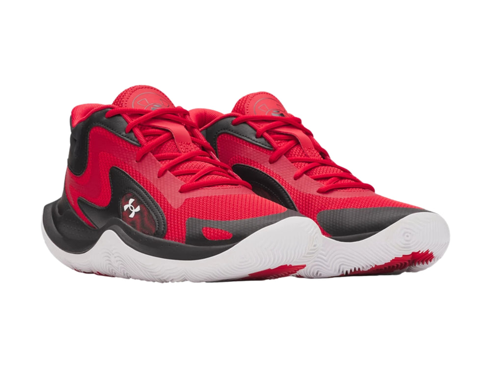 Tenis de baloncesto Under Armour en colores rojo y negro con suela blanca.