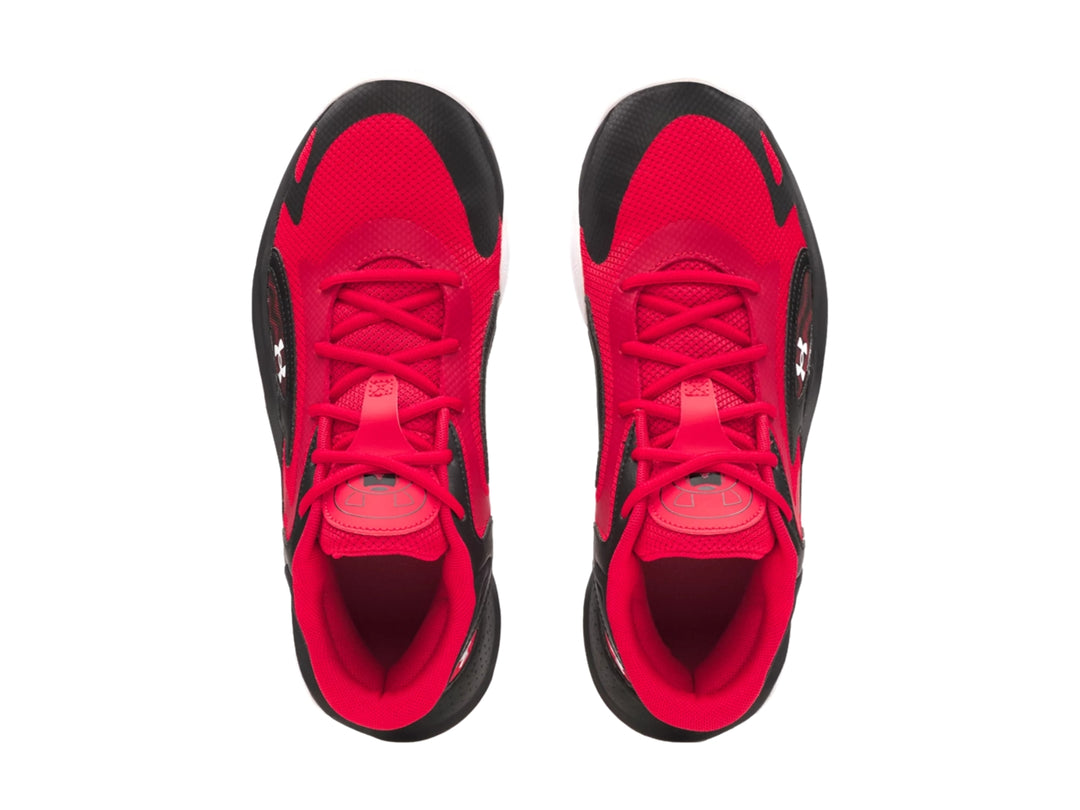Tenis de baloncesto Under Armour en colores rojo y negro con suela blanca.