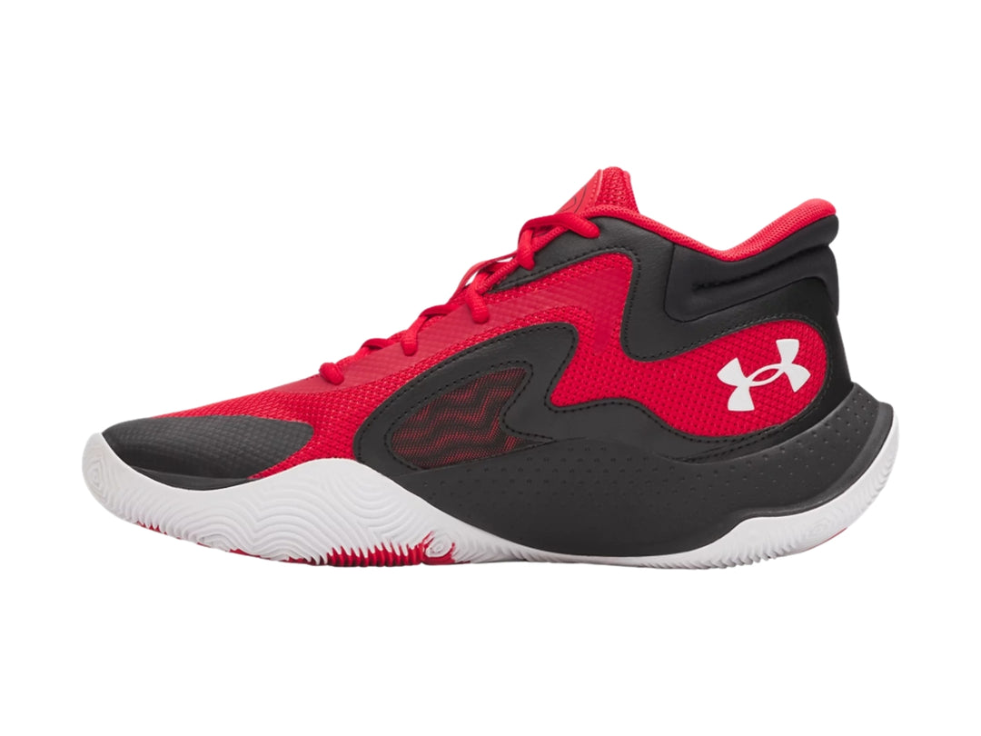 Tenis de baloncesto Under Armour en colores rojo y negro con suela blanca.