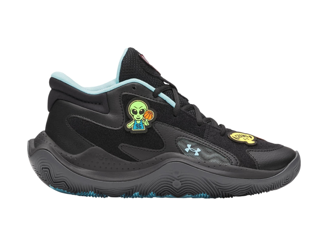 Tenis de baloncesto Under Armour color negro con detalles en azul claro y parches decorativos.