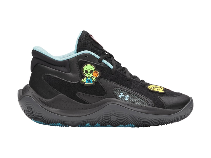 Tenis de baloncesto Under Armour color negro con detalles en azul claro y parches decorativos.