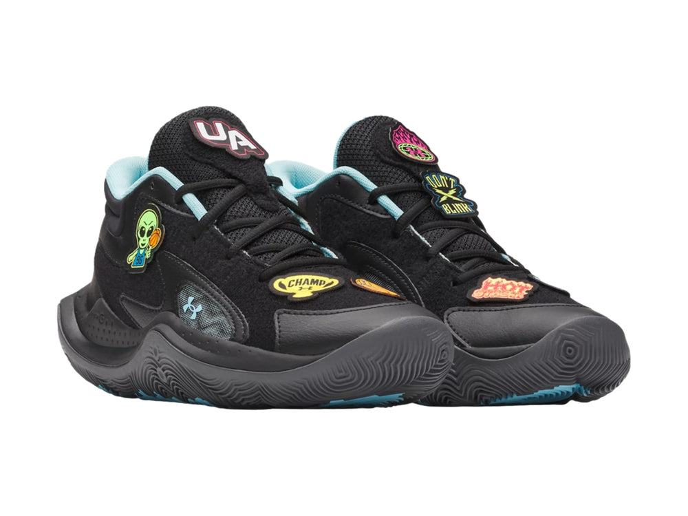 Tenis de baloncesto Under Armour color negro con detalles en azul claro y parches decorativos.