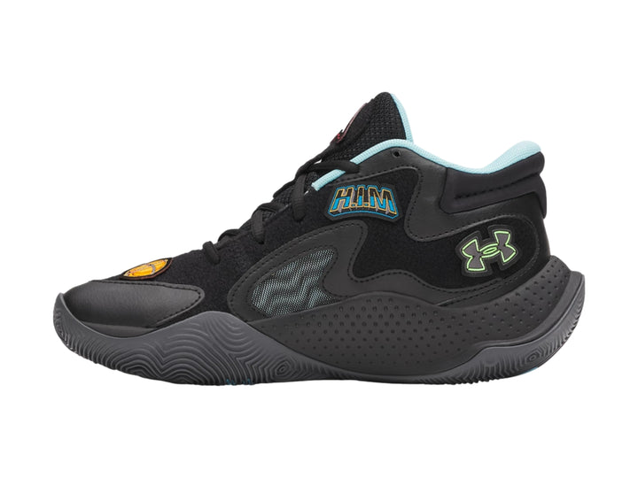Tenis de baloncesto Under Armour color negro con detalles en azul claro y parches decorativos.