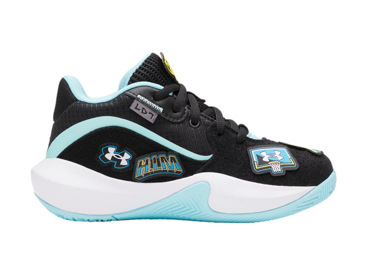 Tenis de baloncesto Under Armour color negro con detalles en azul claro y suela blanca.