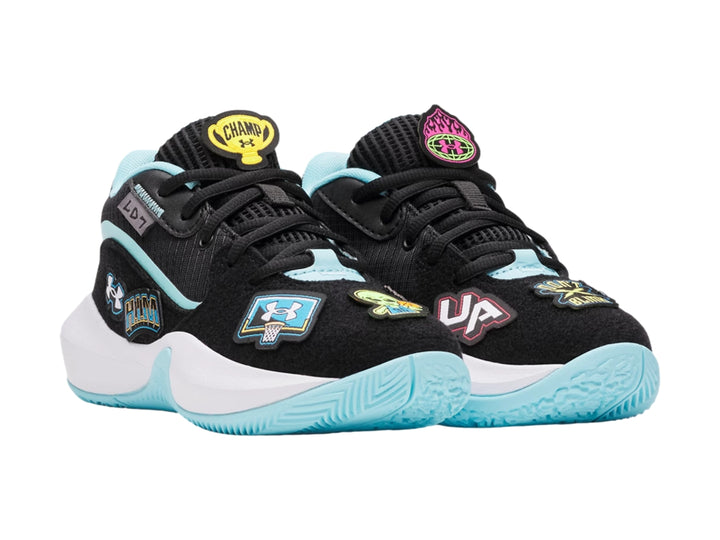 Tenis de baloncesto Under Armour color negro con detalles en azul claro y suela blanca.