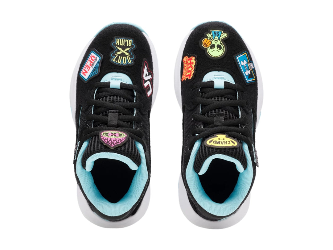 Tenis de baloncesto Under Armour color negro con detalles en azul claro y suela blanca.