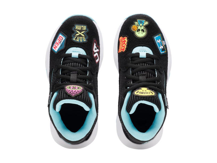 Tenis de baloncesto Under Armour color negro con detalles en azul claro y suela blanca.