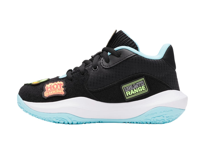 Tenis de baloncesto Under Armour color negro con detalles en azul claro y suela blanca.