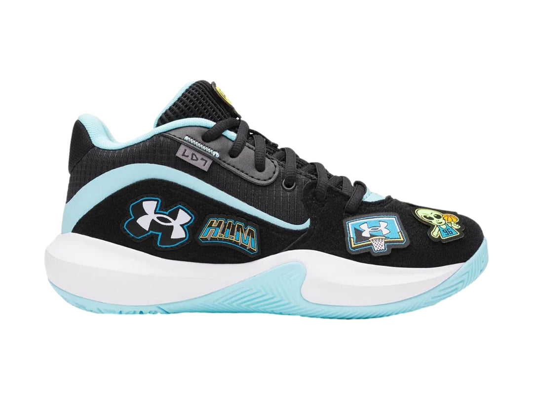 Tenis de baloncesto Under Armour color negro con detalles en celeste y blanco, decorados con parches coloridos.