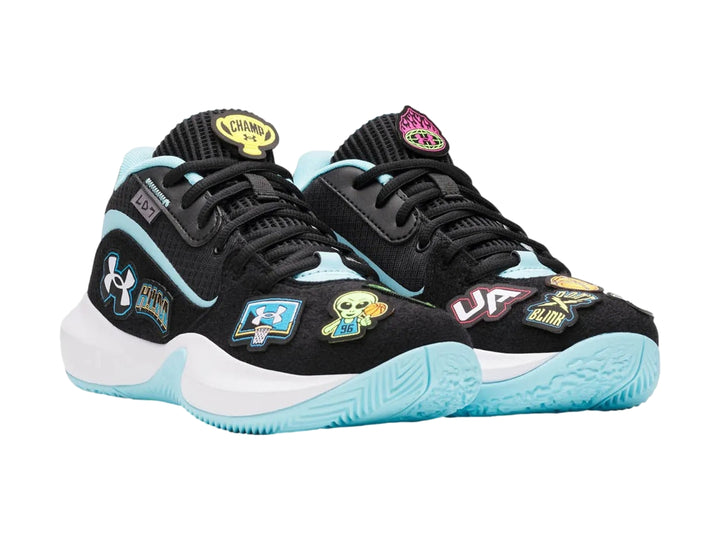 Tenis de baloncesto Under Armour color negro con detalles en celeste y blanco, decorados con parches coloridos.
