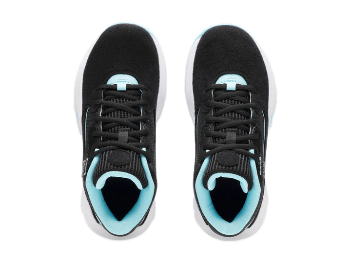 Tenis de baloncesto Under Armour color negro con detalles en celeste y blanco, decorados con parches coloridos.