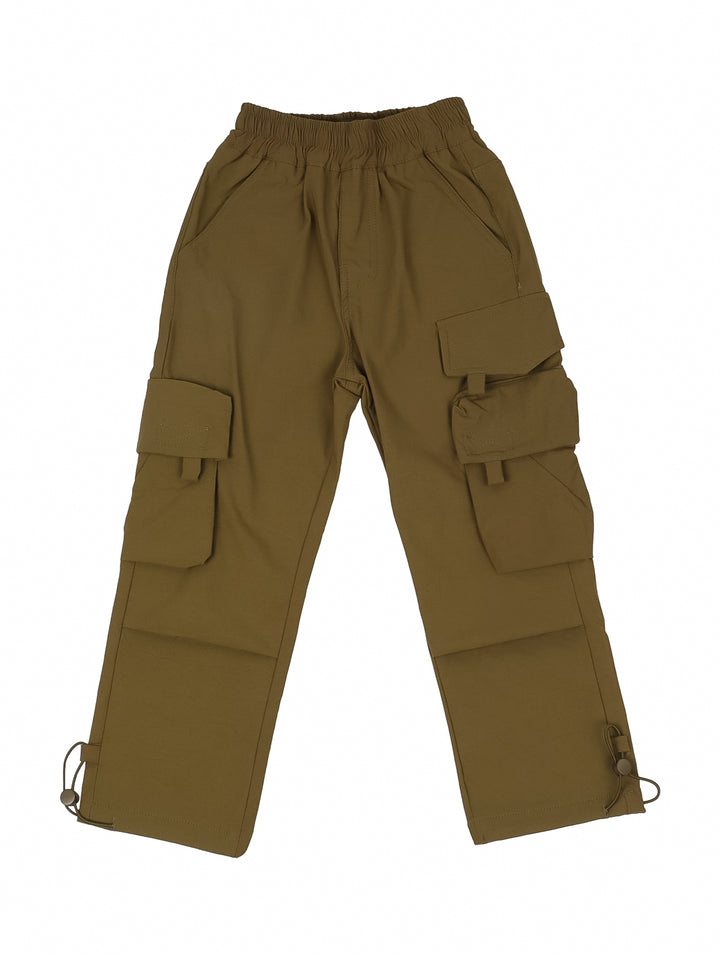 Pantalón cargo para niño en color verde oliva con bolsillos laterales y cintura elástica.