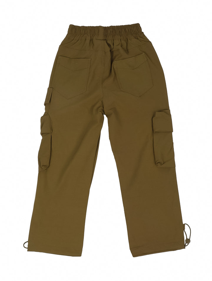 Pantalón cargo para niño en color verde oliva con bolsillos laterales y cintura elástica.