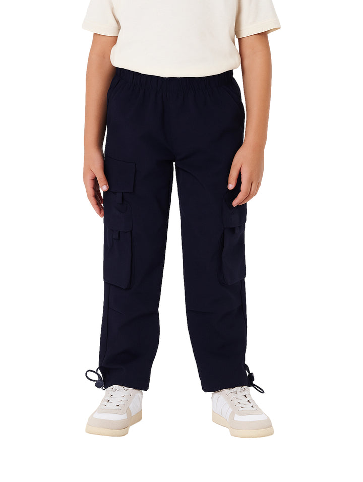 Pantalón cargo color marino para niño con bolsillos laterales y cintura elástica.