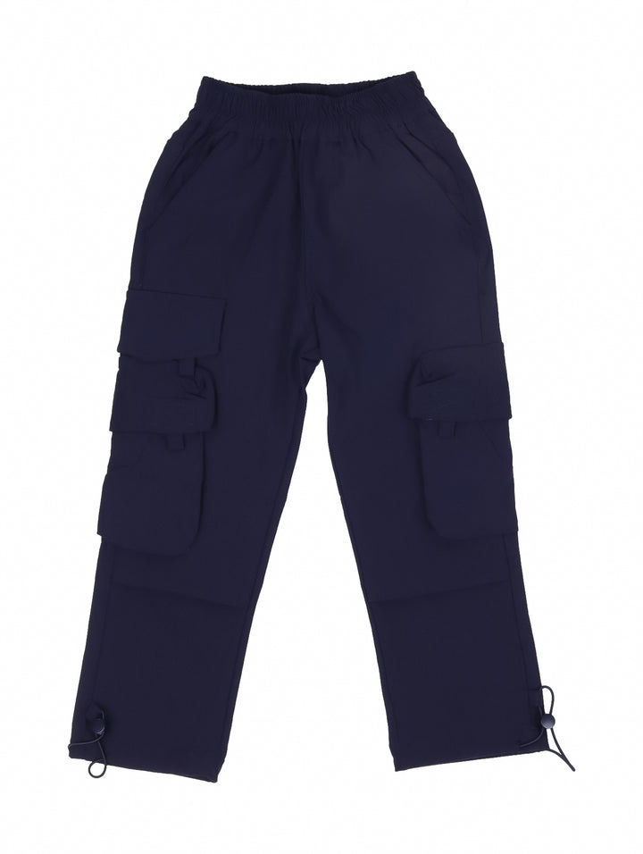 Pantalón cargo color marino para niño con bolsillos laterales y cintura elástica.