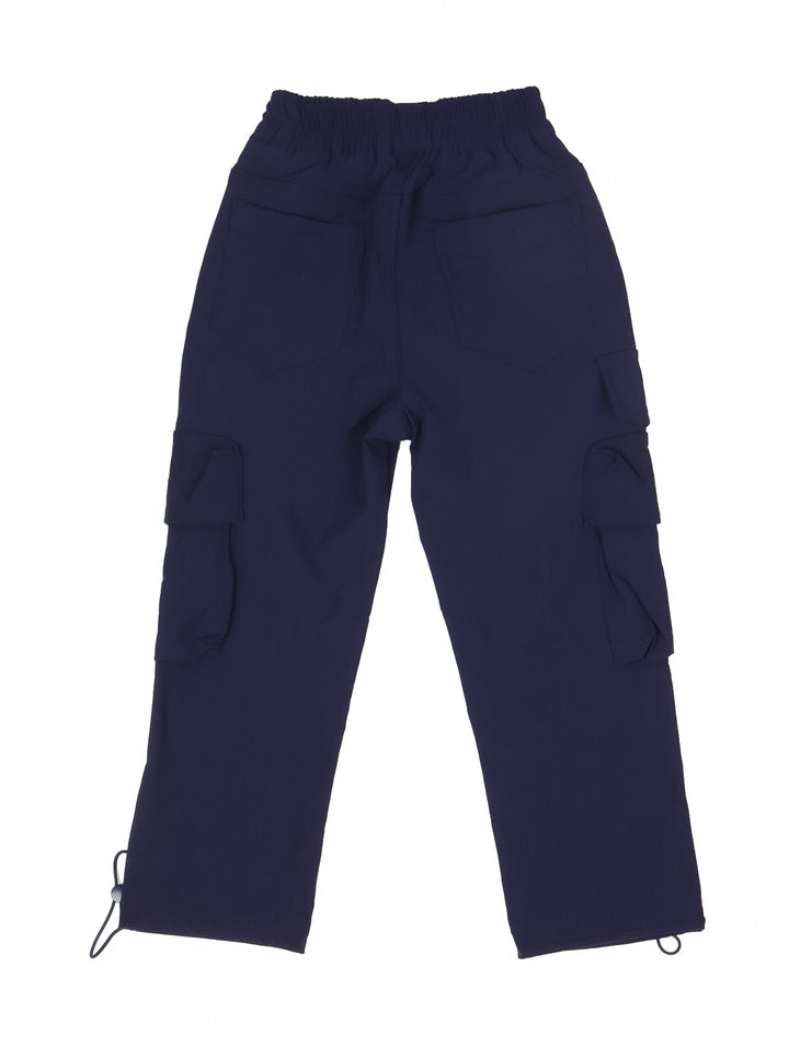 Pantalón cargo color marino para niño con bolsillos laterales y cintura elástica.