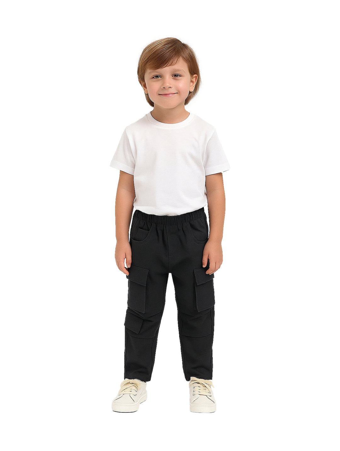 Niño vistiendo pantalón cargo color gris oscuro con bolsillos laterales y camiseta blanca.