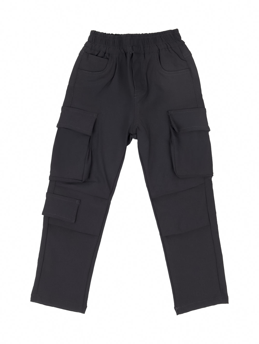 Niño vistiendo pantalón cargo color gris oscuro con bolsillos laterales y camiseta blanca.
