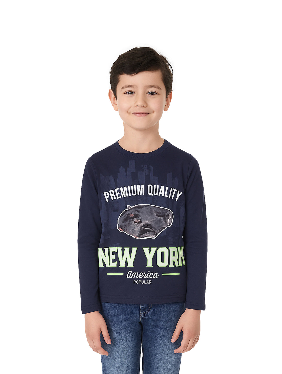 Niño vistiendo camiseta manga larga color marino con estampado de pantera y texto New York en verde y blanco.