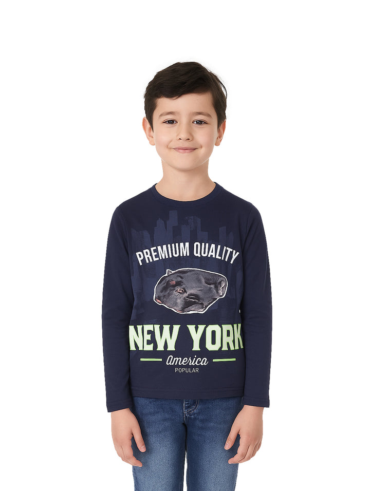 Niño vistiendo camiseta manga larga color marino con estampado de pantera y texto New York en verde y blanco.
