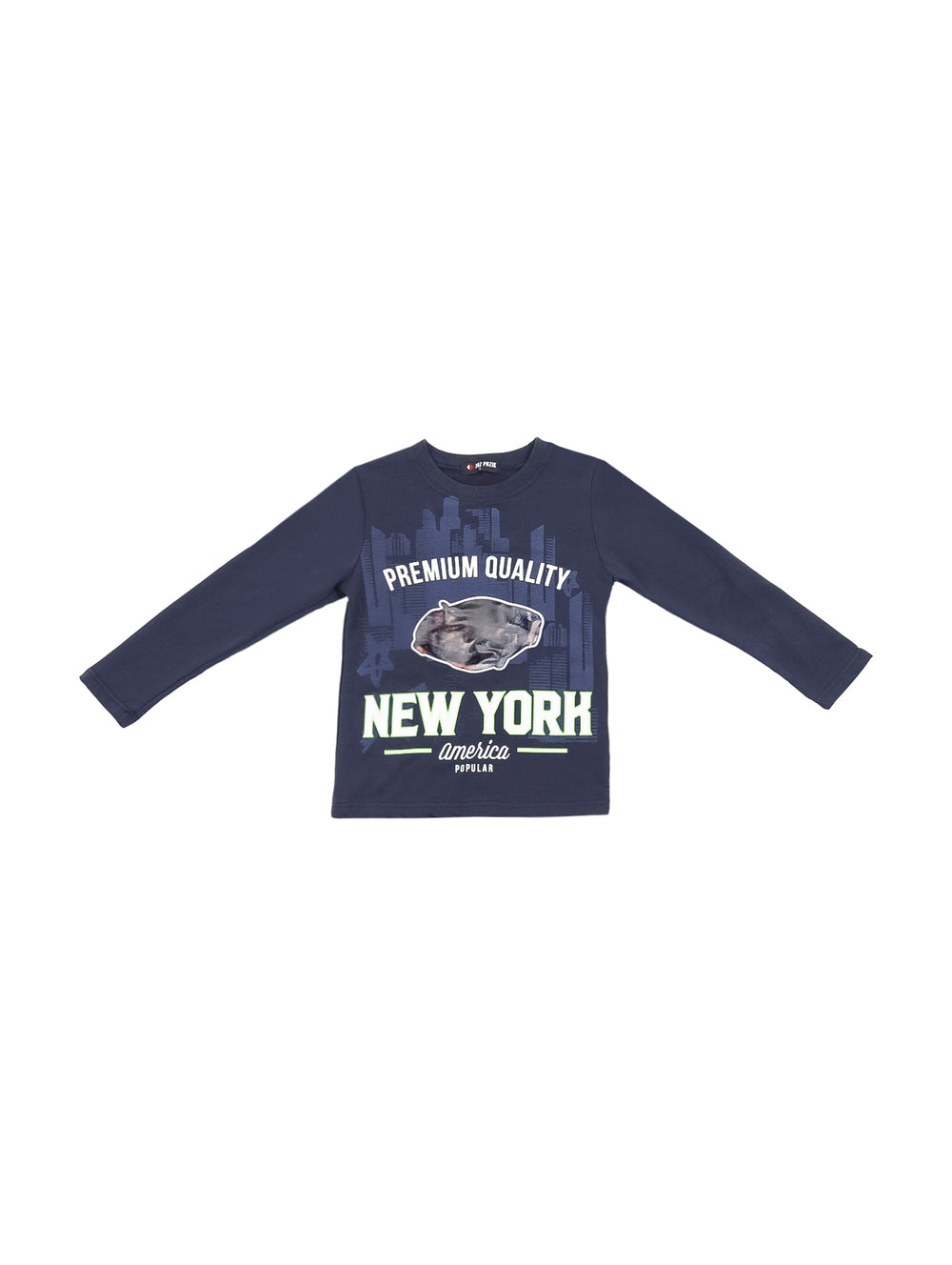 Niño vistiendo camiseta manga larga color marino con estampado de pantera y texto New York en verde y blanco.