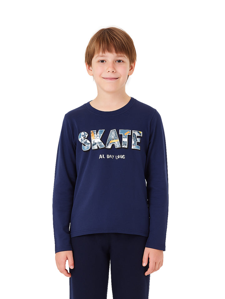Niño vistiendo camiseta de manga larga color azul marino con estampado &
