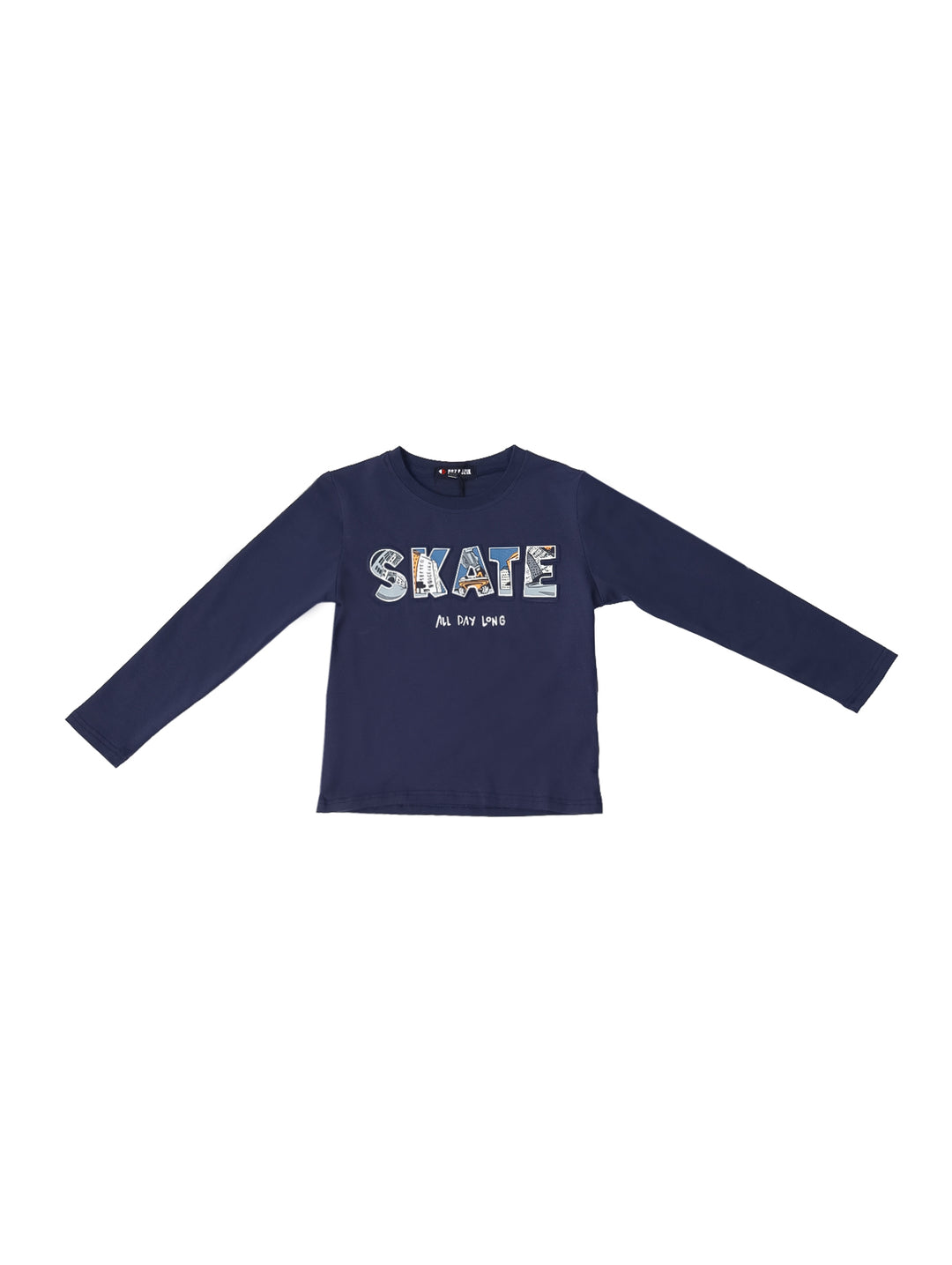 Niño vistiendo camiseta de manga larga color azul marino con estampado &