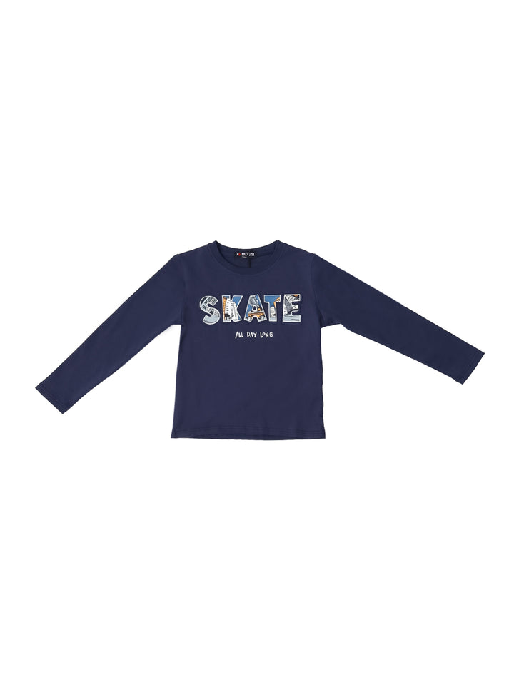 Niño vistiendo camiseta de manga larga color azul marino con estampado &