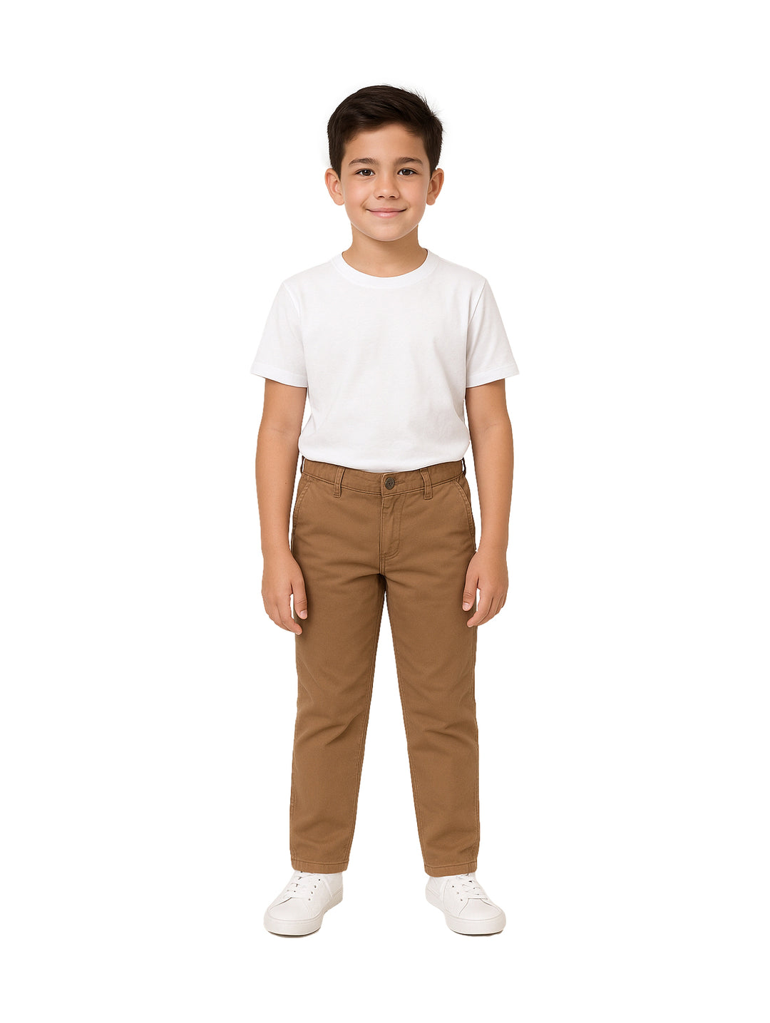 Niño modelando un pantalón de gabardina color khaki y playera blanca.