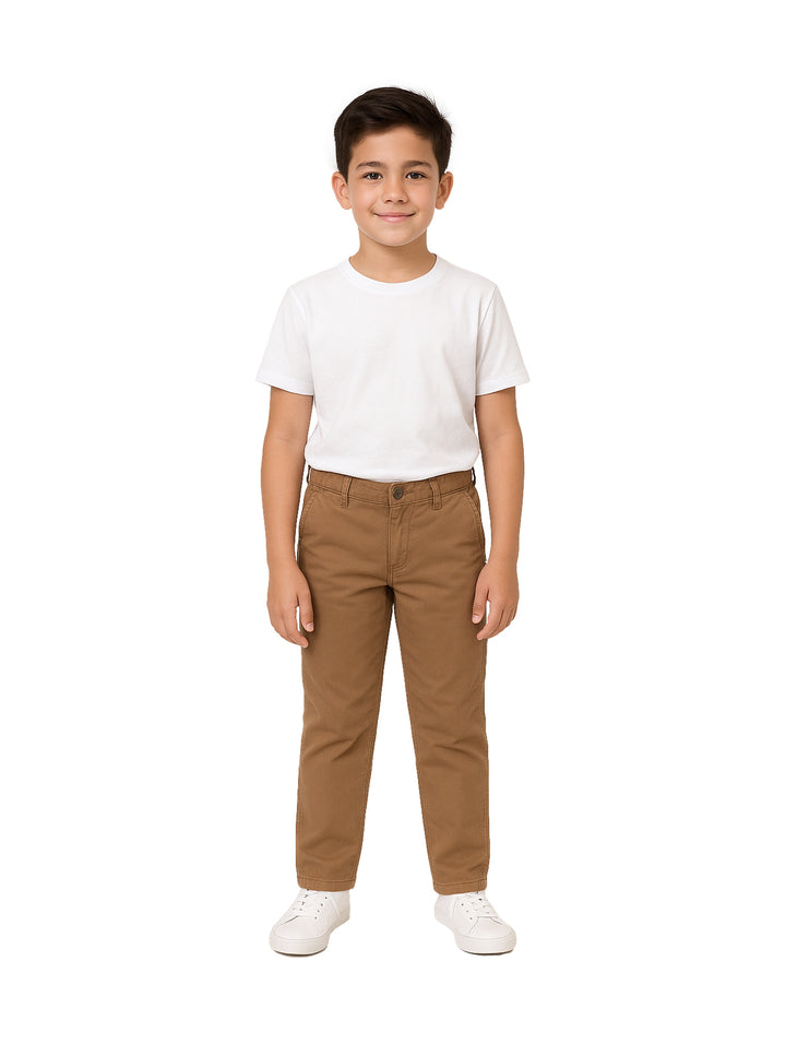 Niño modelando un pantalón de gabardina color khaki y playera blanca.